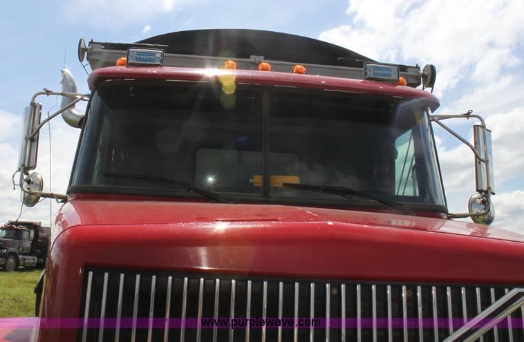 image for item I7395 2001 Volvo WG Super Stone Slinger semi truck