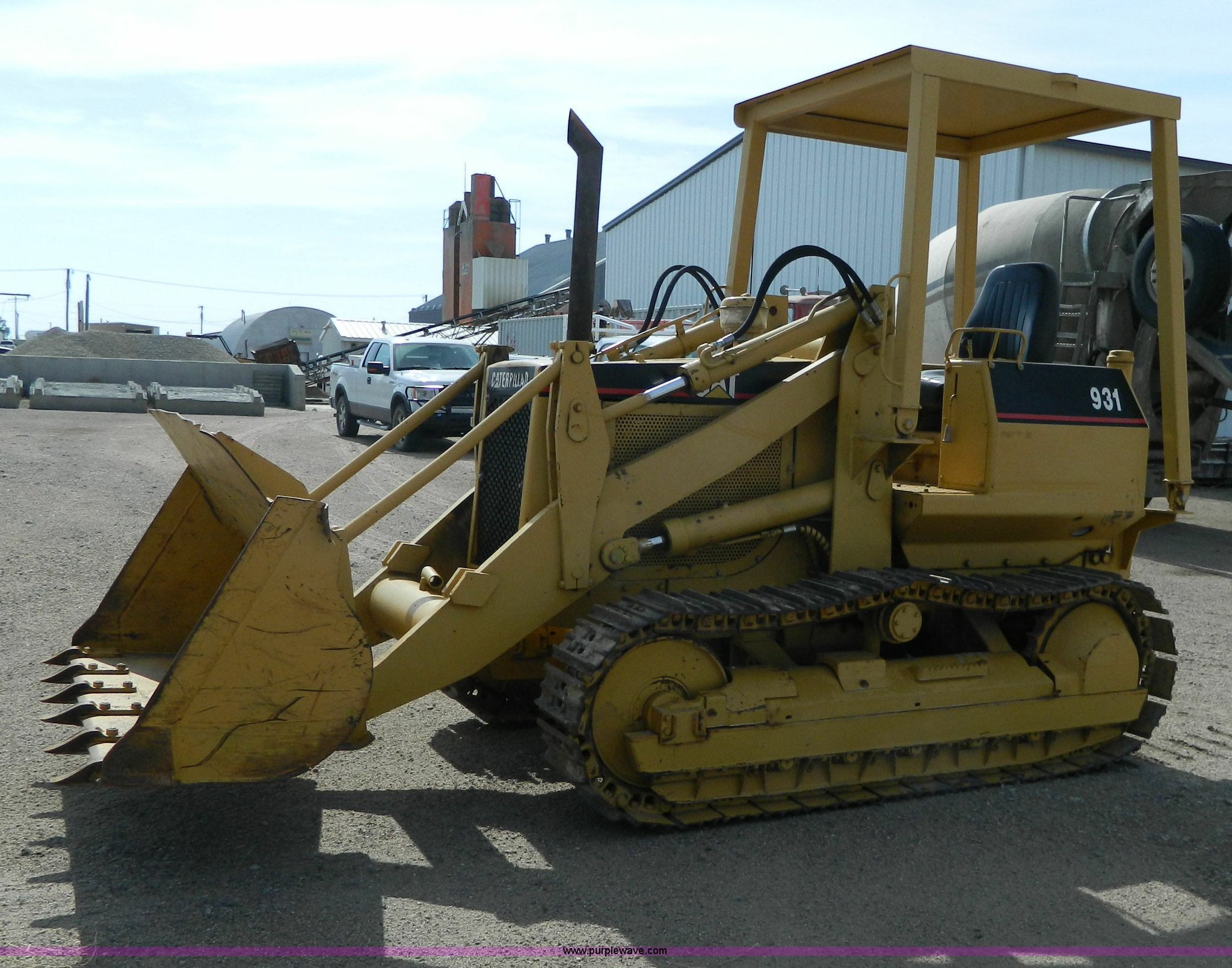 Caterpillar 931 track loader in Wakeeney, KS Item H2461 sold Purple