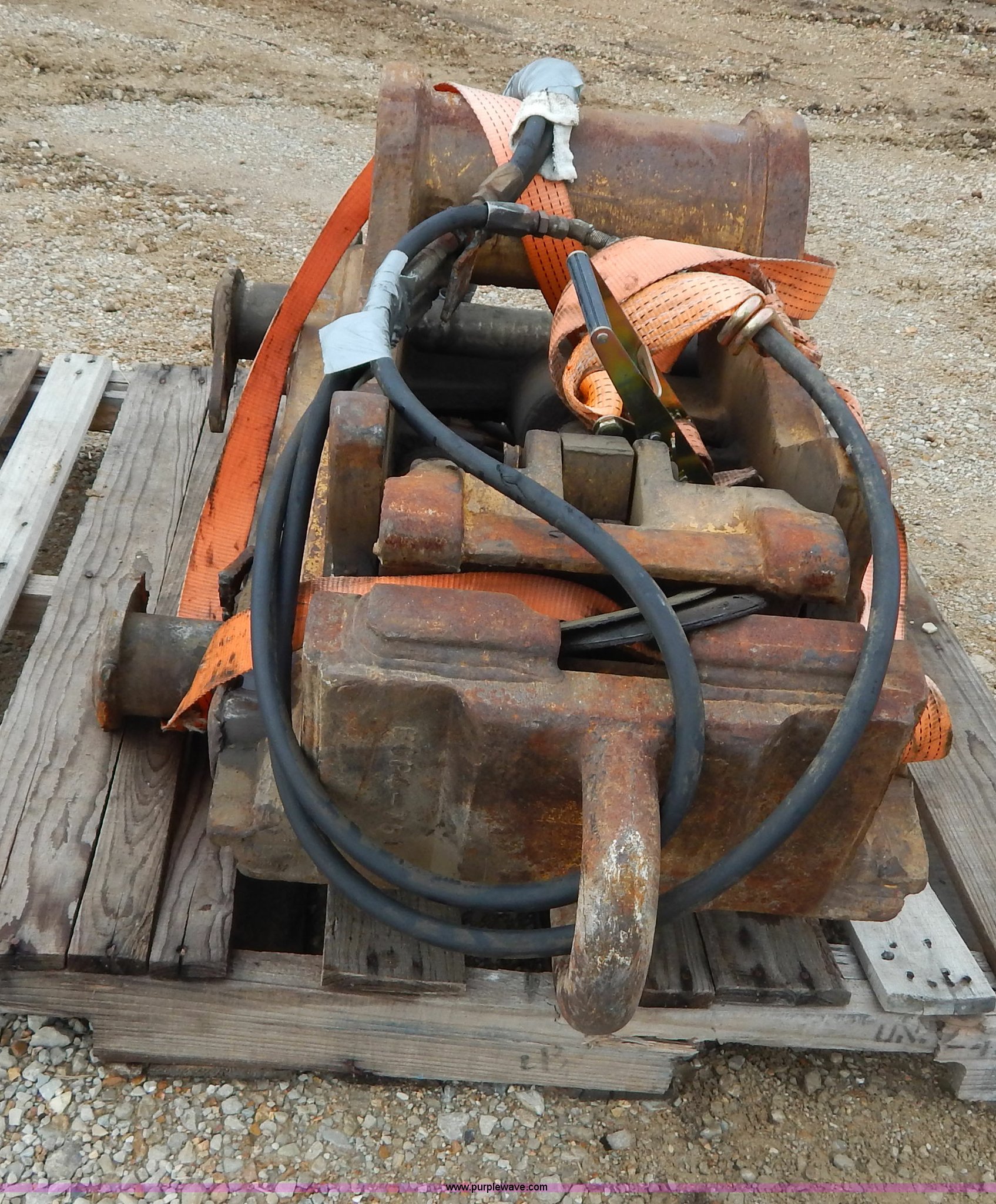 JBHendrix excavator quick coupler in Linn, MO Item I4692 sold