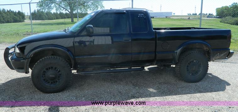 image for item AD9779 2000 GMC Sonoma Ext. Cab pickup truck