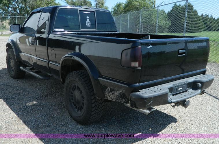 image for item AD9779 2000 GMC Sonoma Ext. Cab pickup truck