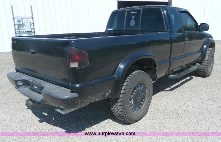 image for item AD9779 2000 GMC Sonoma Ext. Cab pickup truck