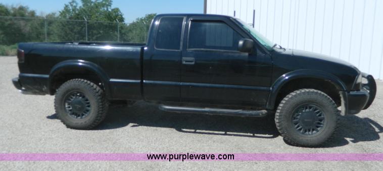 image for item AD9779 2000 GMC Sonoma Ext. Cab pickup truck