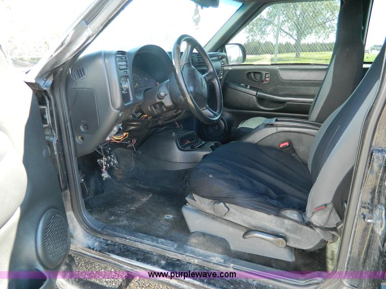 image for item AD9779 2000 GMC Sonoma Ext. Cab pickup truck