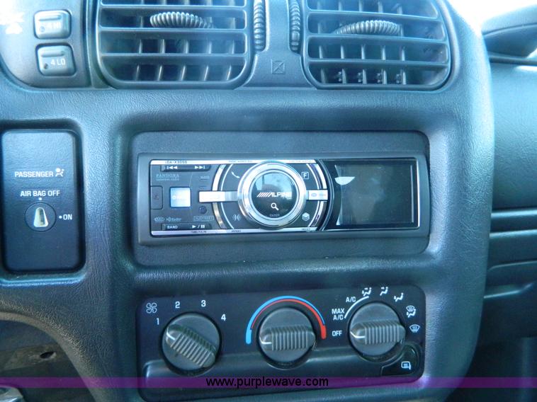 image for item AD9779 2000 GMC Sonoma Ext. Cab pickup truck