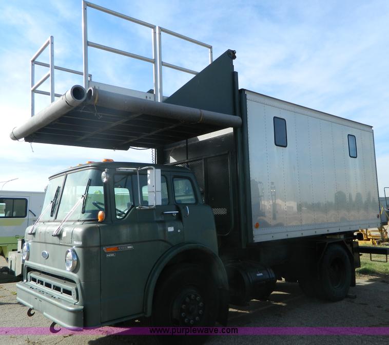 image for item AZ9175 1990 Ford C8000 catering truck