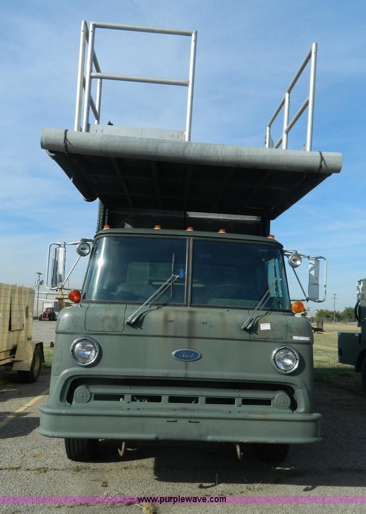 image for item AZ9175 1990 Ford C8000 catering truck