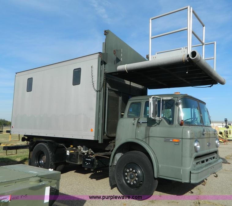 image for item AZ9175 1990 Ford C8000 catering truck