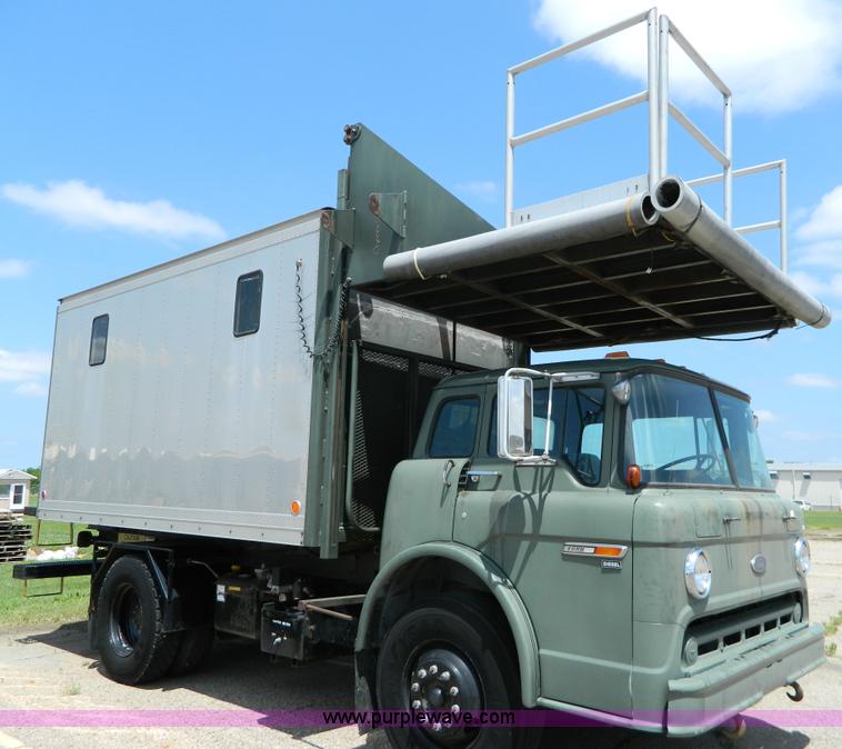 image for item AZ9175 1990 Ford C8000 catering truck