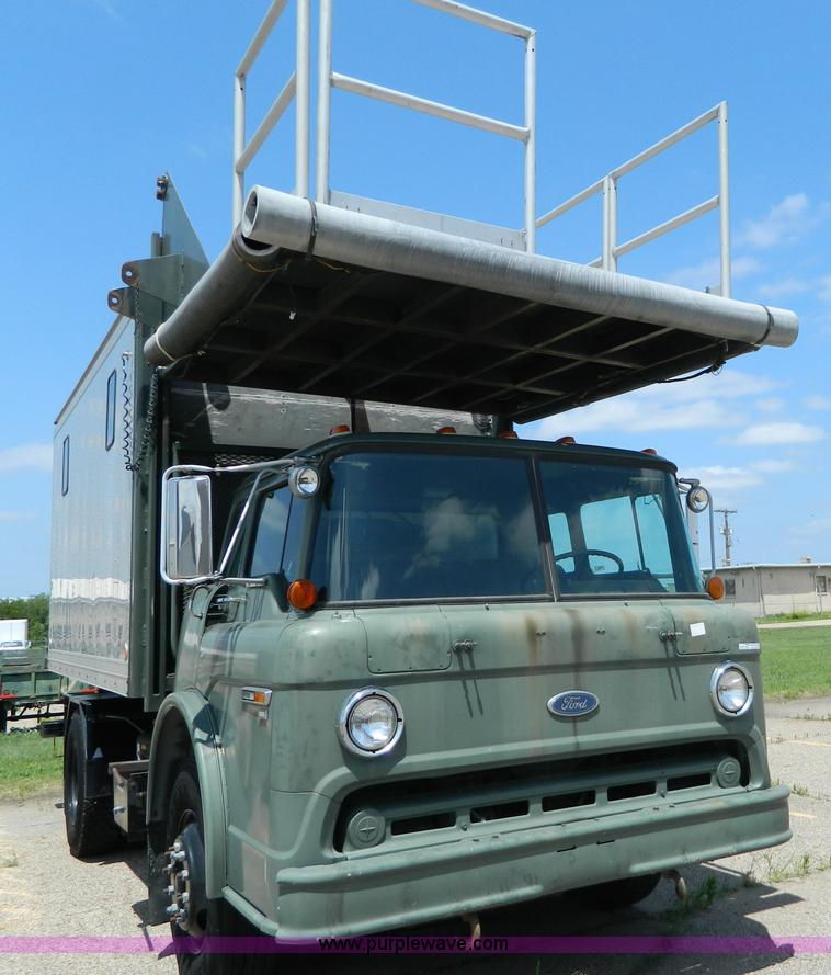 image for item AZ9175 1990 Ford C8000 catering truck