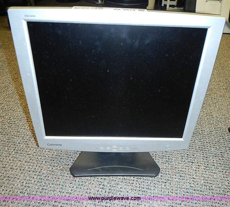image for item AZ9813 (22) assorted Gateway monitors