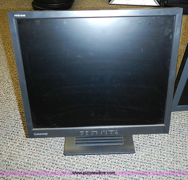 image for item AZ9813 (22) assorted Gateway monitors