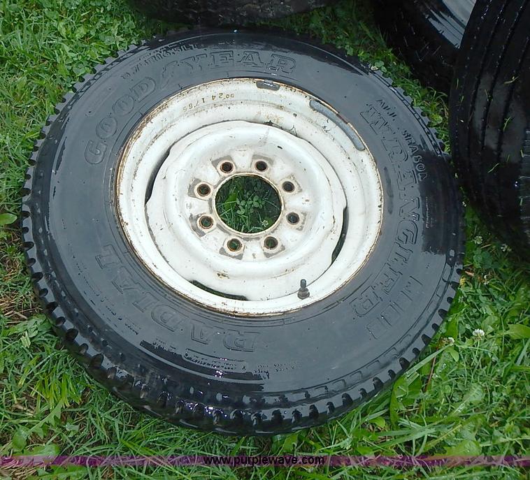 image for item AZ9852 (7) assorted used tires