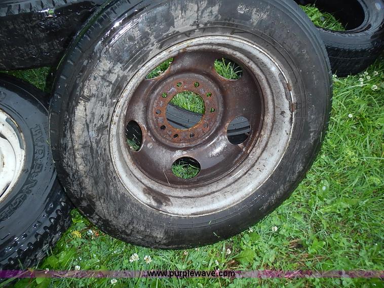 image for item AZ9852 (7) assorted used tires