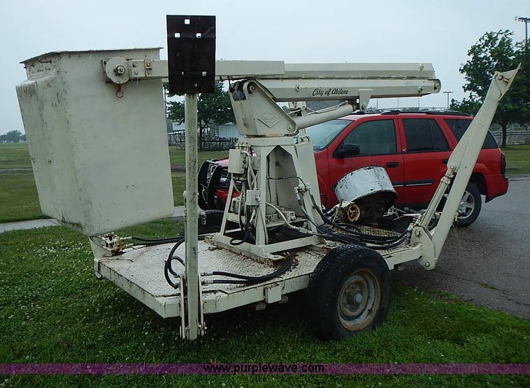 image for item AZ9859 Versa Lift tow behind man lift
