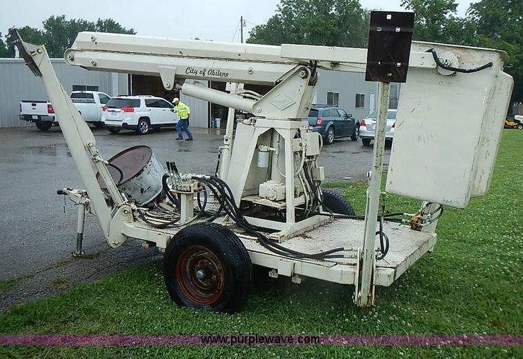 image for item AZ9859 Versa Lift tow behind man lift