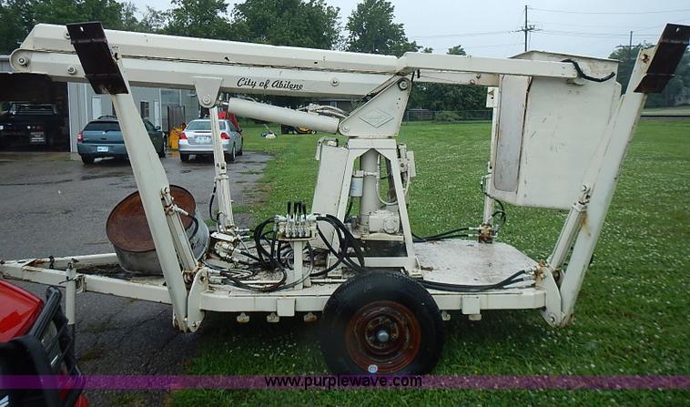 image for item AZ9859 Versa Lift tow behind man lift