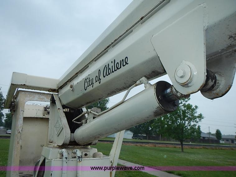 image for item AZ9859 Versa Lift tow behind man lift