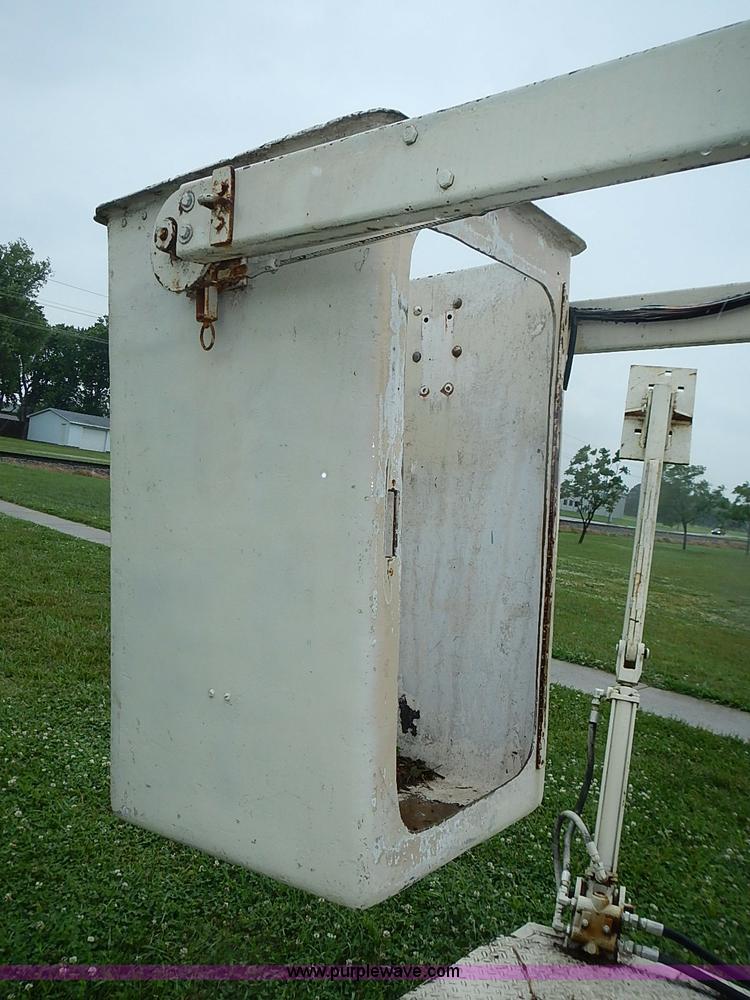 image for item AZ9859 Versa Lift tow behind man lift