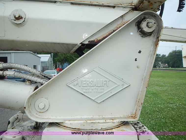 image for item AZ9859 Versa Lift tow behind man lift