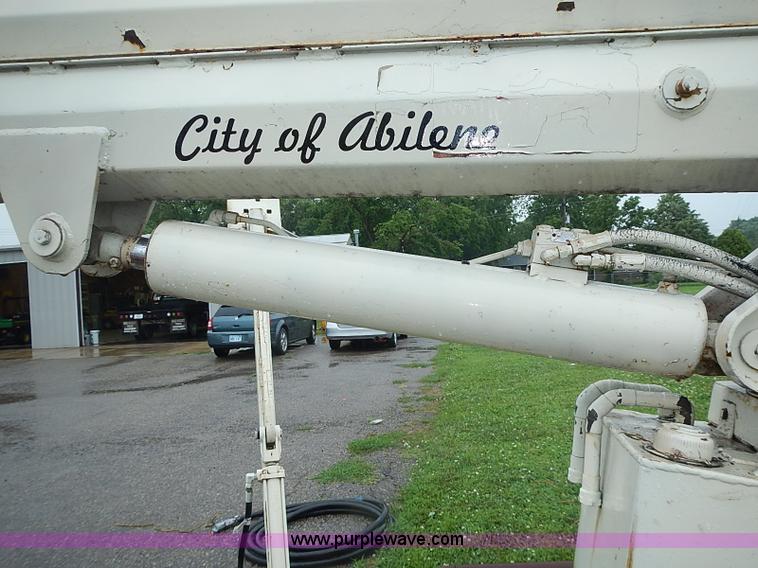 image for item AZ9859 Versa Lift tow behind man lift