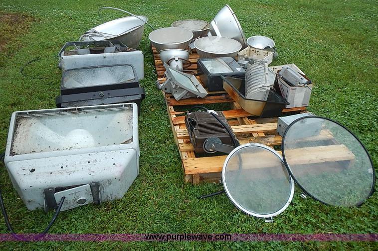 image for item AZ9864 Approximately 15 assorted field lights and parts