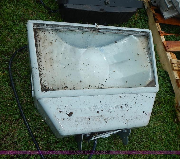 image for item AZ9864 Approximately 15 assorted field lights and parts