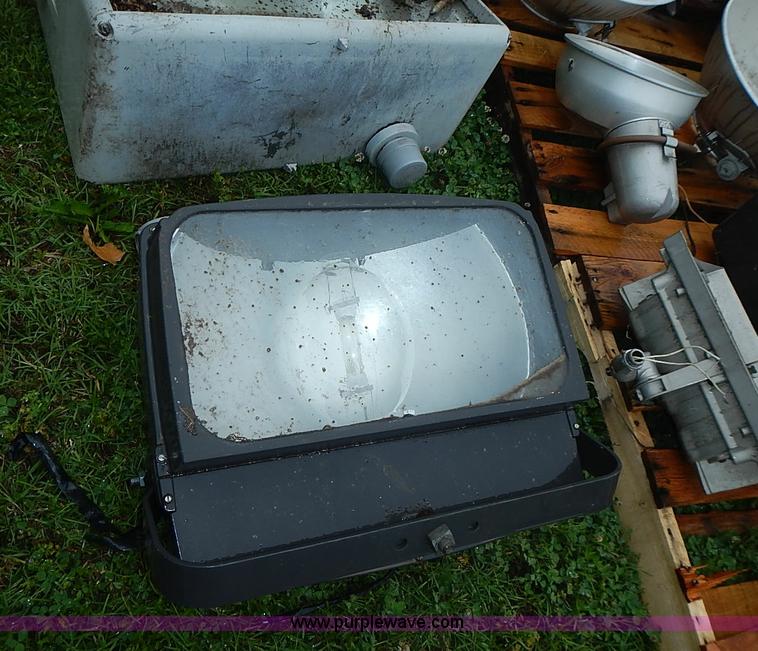 image for item AZ9864 Approximately 15 assorted field lights and parts