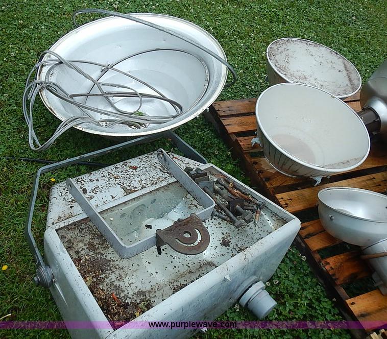 image for item AZ9864 Approximately 15 assorted field lights and parts