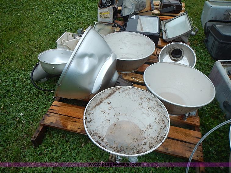 image for item AZ9864 Approximately 15 assorted field lights and parts