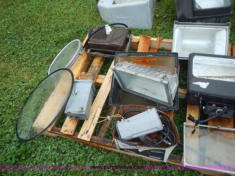 image for item AZ9864 Approximately 15 assorted field lights and parts