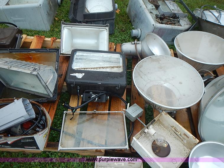 image for item AZ9864 Approximately 15 assorted field lights and parts