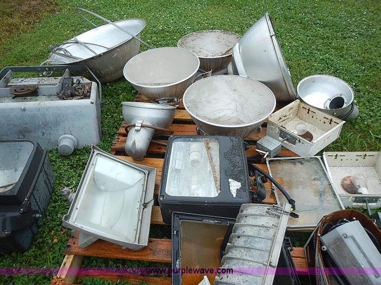 image for item AZ9864 Approximately 15 assorted field lights and parts