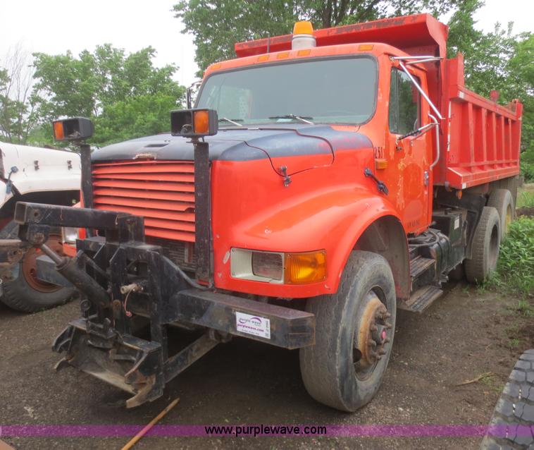 image for item D2066 1991 International 4900 dump truck