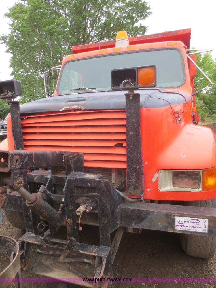 image for item D2066 1991 International 4900 dump truck