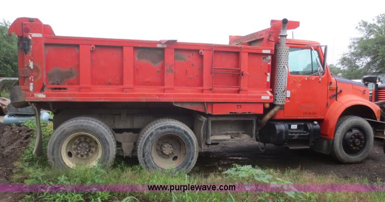 image for item D2066 1991 International 4900 dump truck