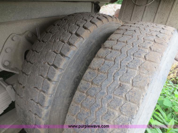 image for item D2066 1991 International 4900 dump truck