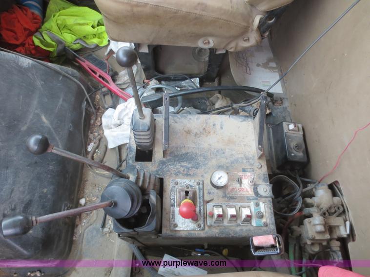 image for item D2066 1991 International 4900 dump truck