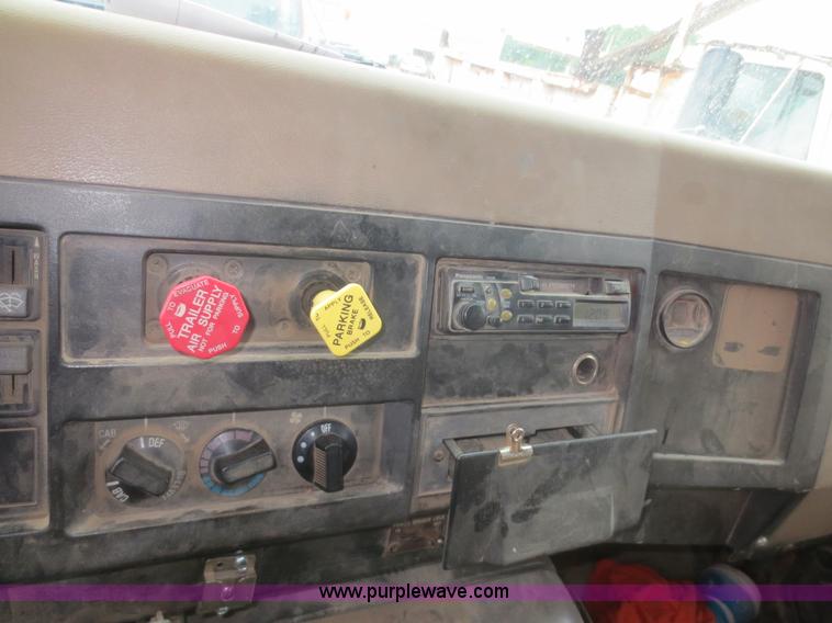 image for item D2066 1991 International 4900 dump truck