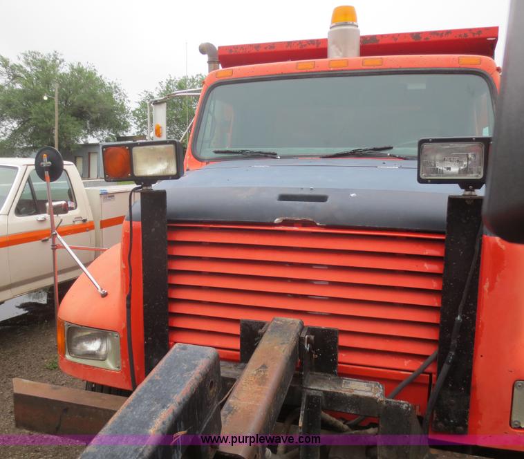 image for item D2068 1991 International 4900 dump truck