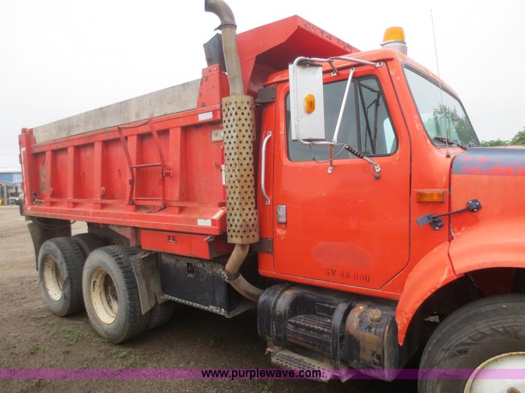 image for item D2068 1991 International 4900 dump truck