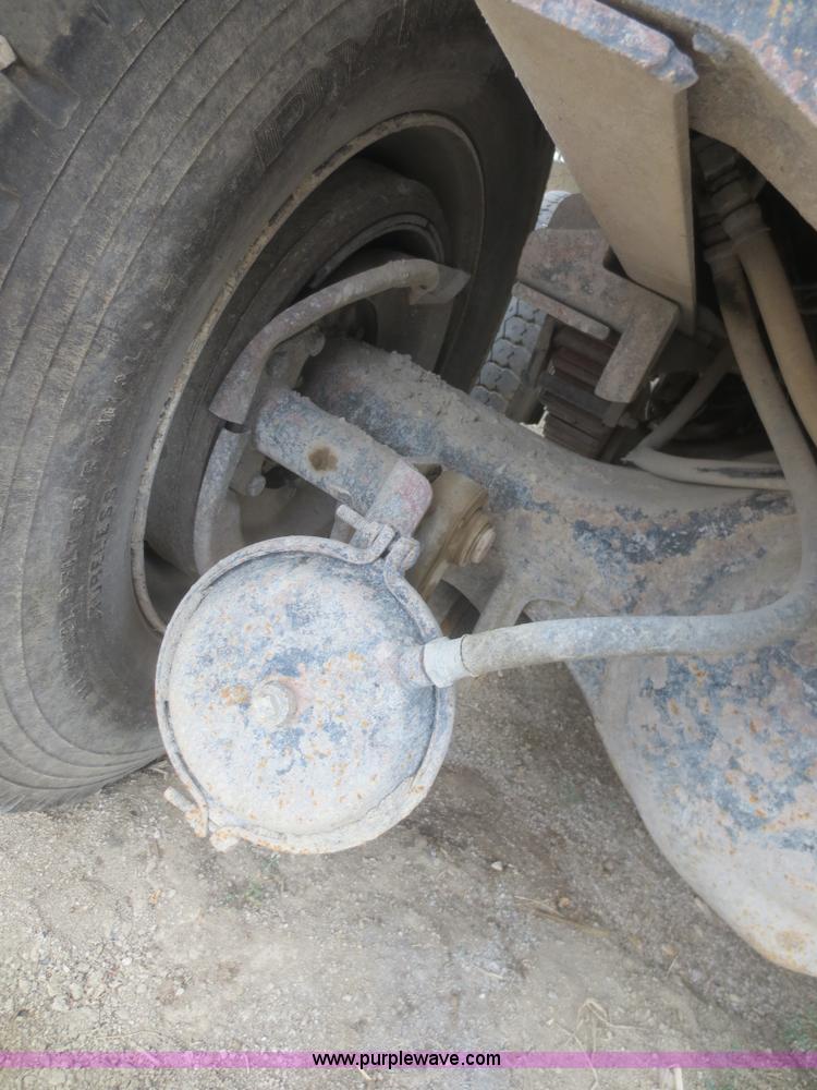 image for item D2068 1991 International 4900 dump truck