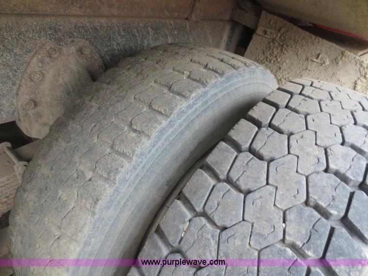 image for item D2068 1991 International 4900 dump truck