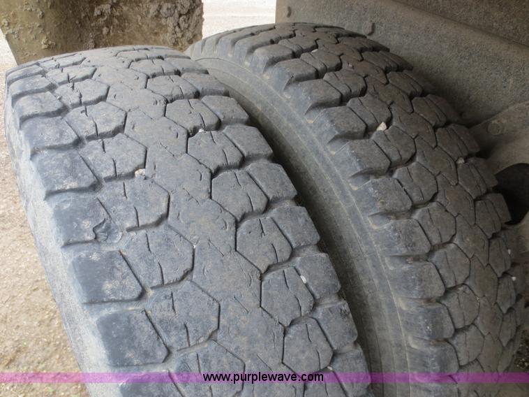 image for item D2068 1991 International 4900 dump truck