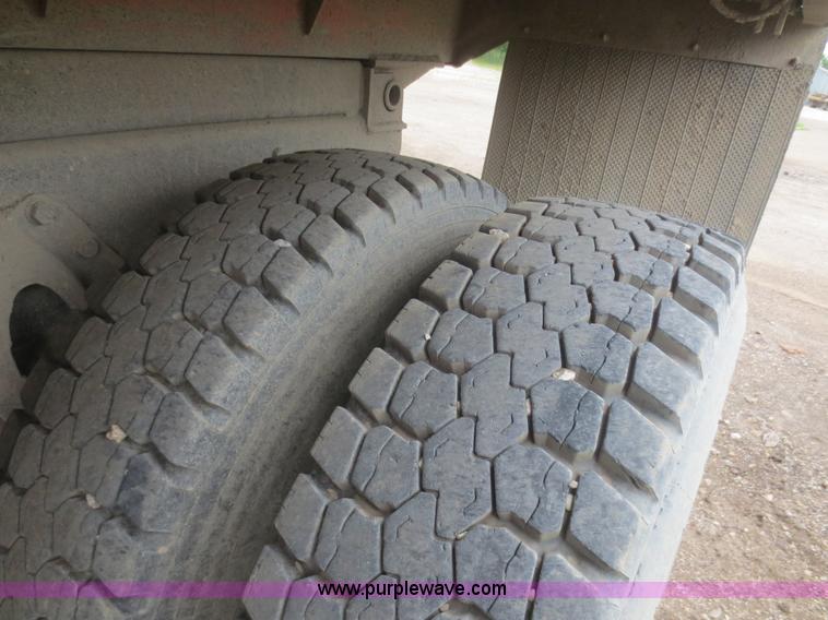 image for item D2068 1991 International 4900 dump truck