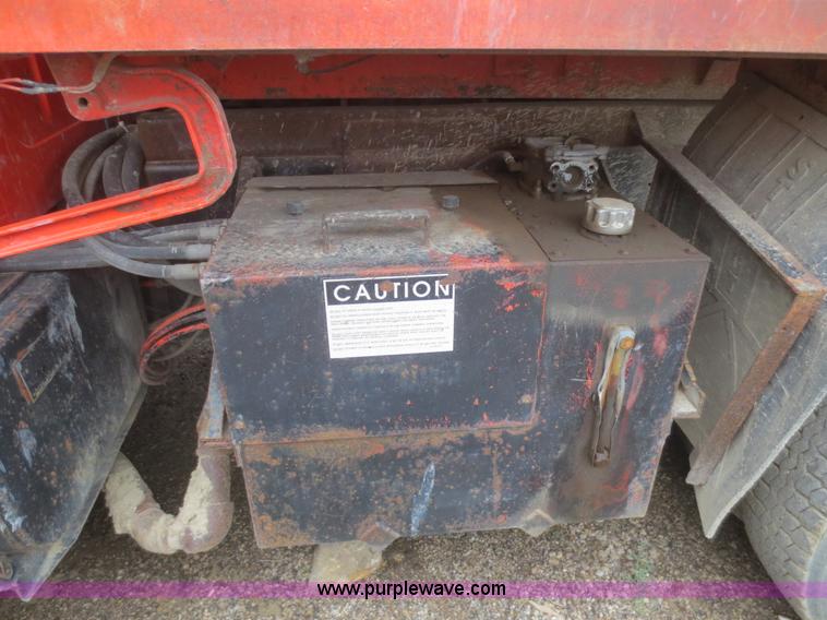 image for item D2068 1991 International 4900 dump truck