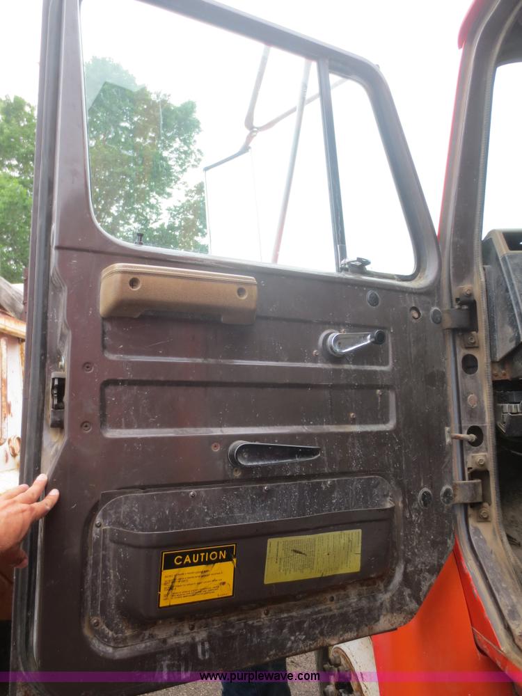 image for item D2068 1991 International 4900 dump truck