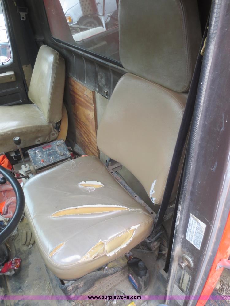 image for item D2068 1991 International 4900 dump truck