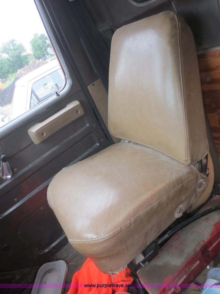 image for item D2068 1991 International 4900 dump truck