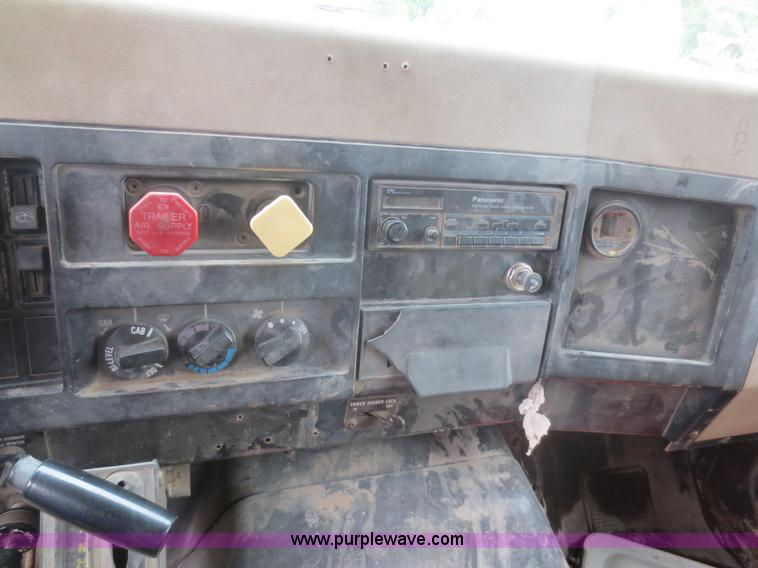 image for item D2068 1991 International 4900 dump truck